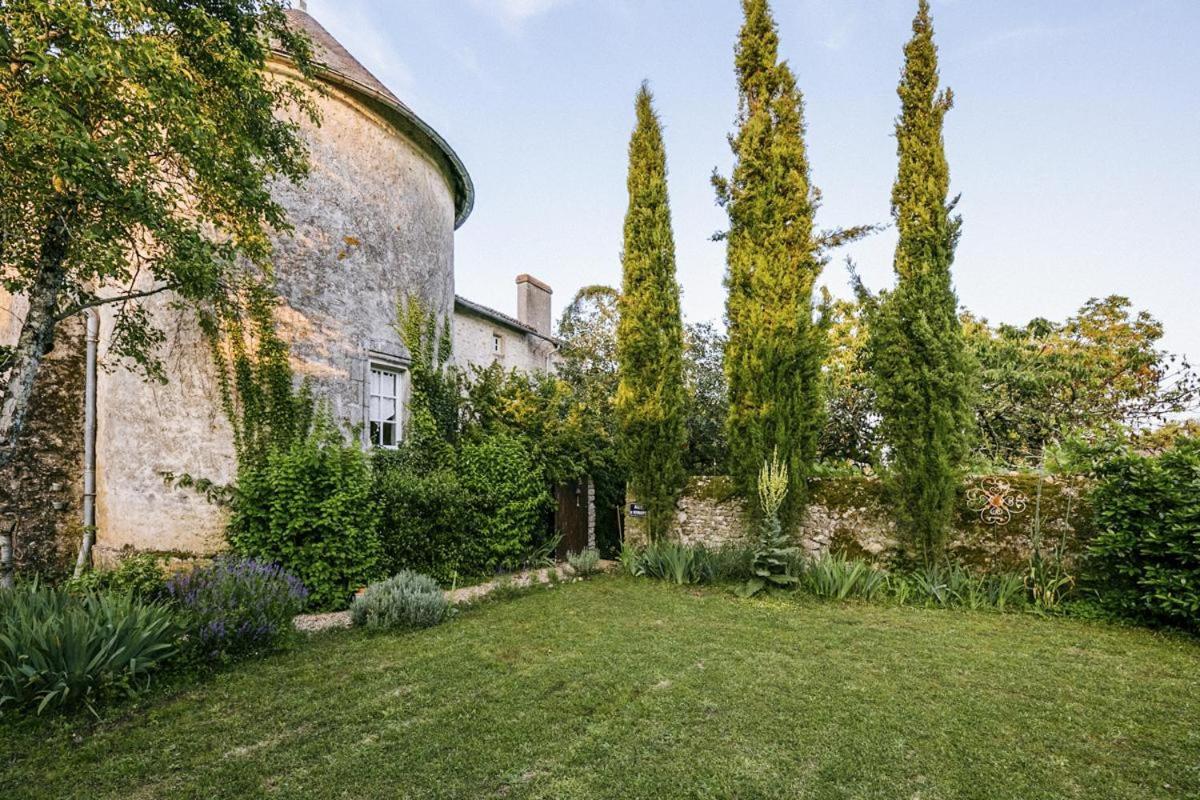 Bed and Breakfast 14Th Century Priory In Pressigny Pressigny  Экстерьер фото
