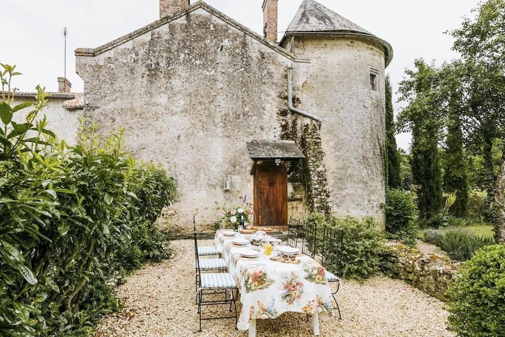 Bed and Breakfast 14Th Century Priory In Pressigny Pressigny  Экстерьер фото