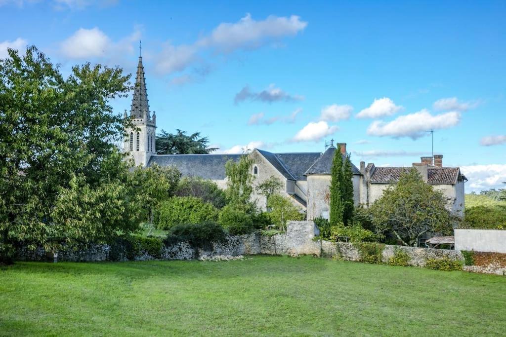 Bed and Breakfast 14Th Century Priory In Pressigny Pressigny  Экстерьер фото