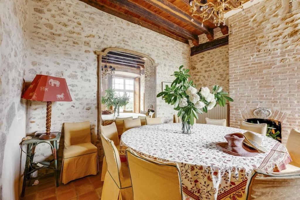 Bed and Breakfast 14Th Century Priory In Pressigny Pressigny  Экстерьер фото